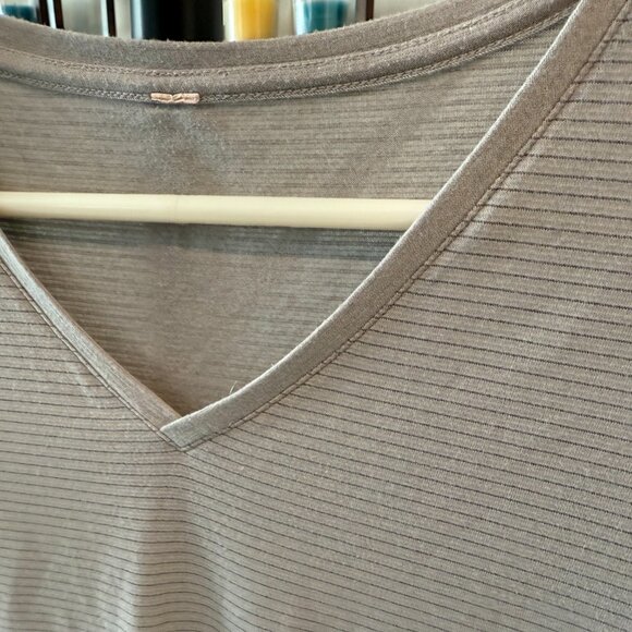 Lululemon Love Tee V Neck in Gray with mini stripe, rolled sleeves, size 8 - Picture 3 of 6